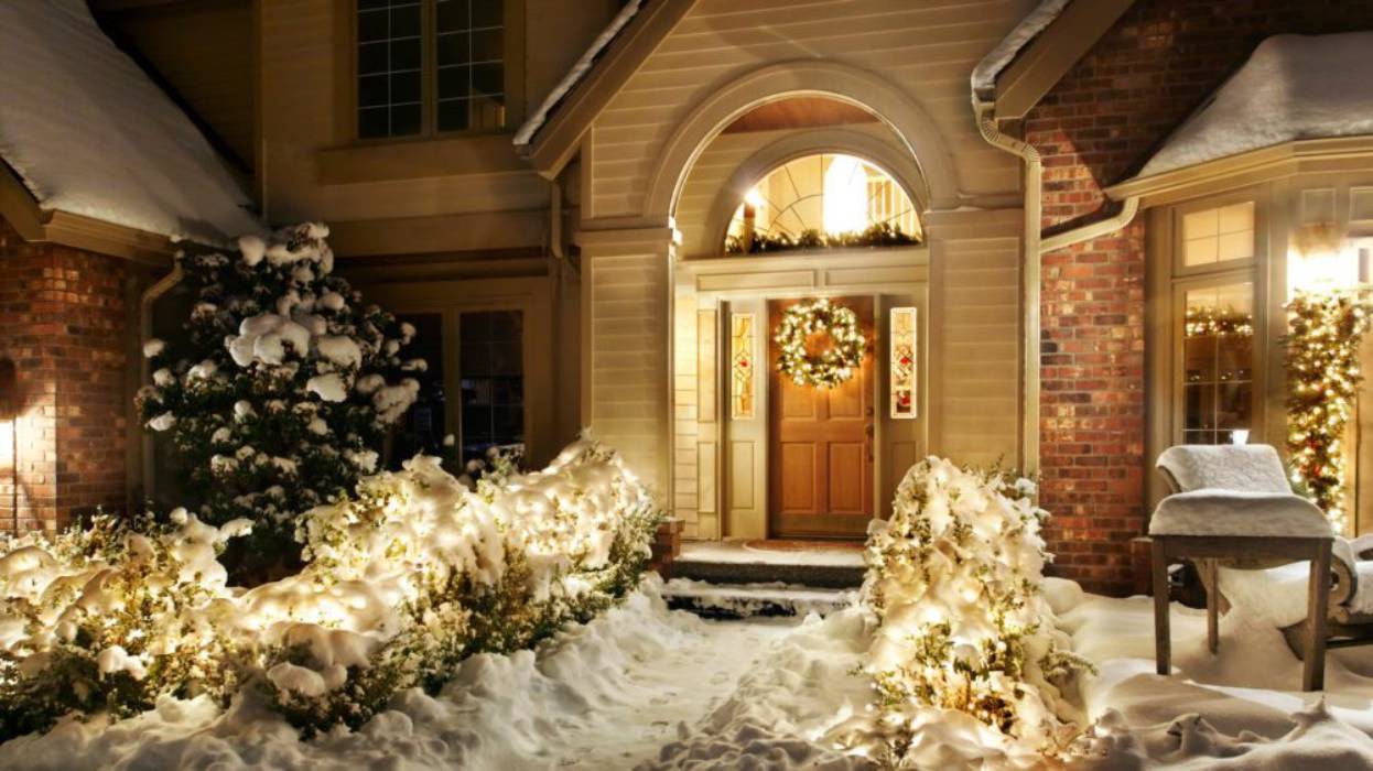 Decorate Christmas in Outdoor Areas