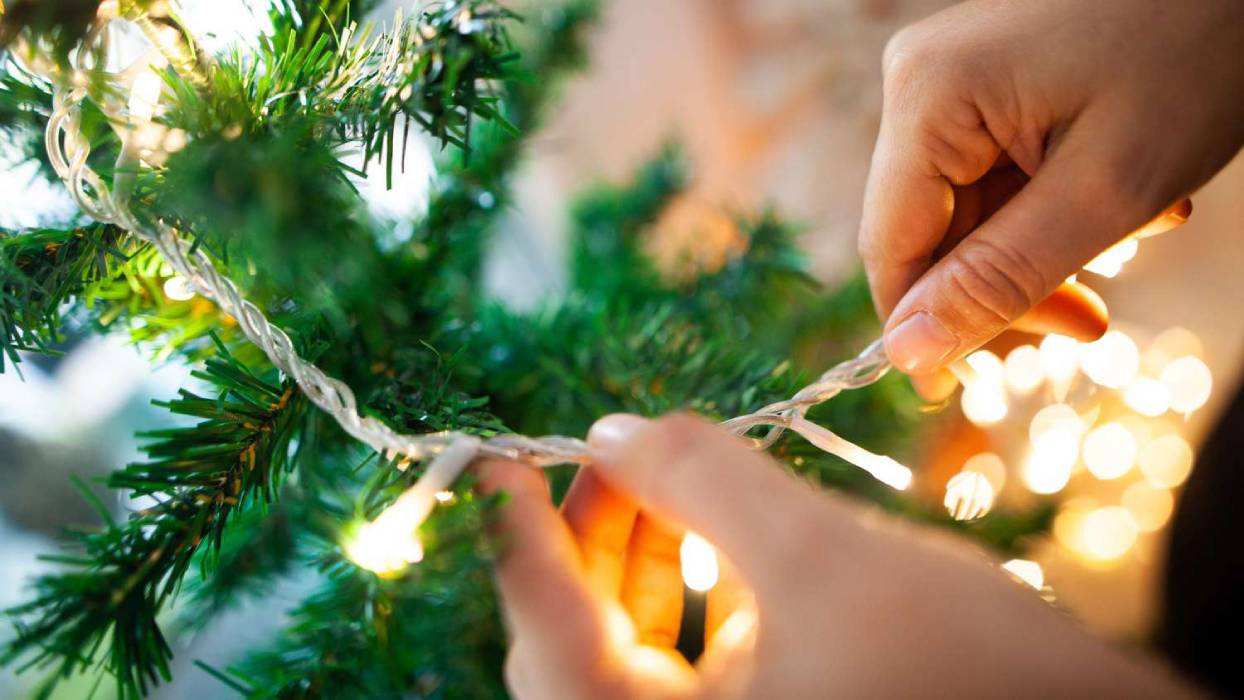 how to decorate a christmas tree with ribbon and bows