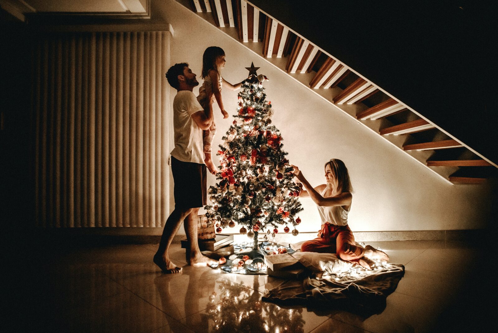 how to decorate a christmas tree with white lights