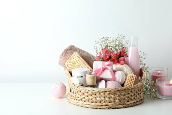 what to put in a basket for your girlfriend