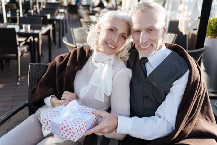 ideas for wedding gifts for older couples