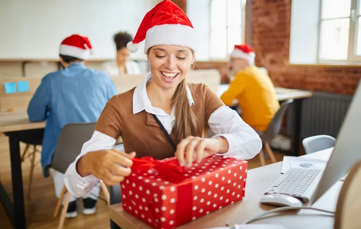 Top 30+ Unexpected $100 Gift Ideas for Employees